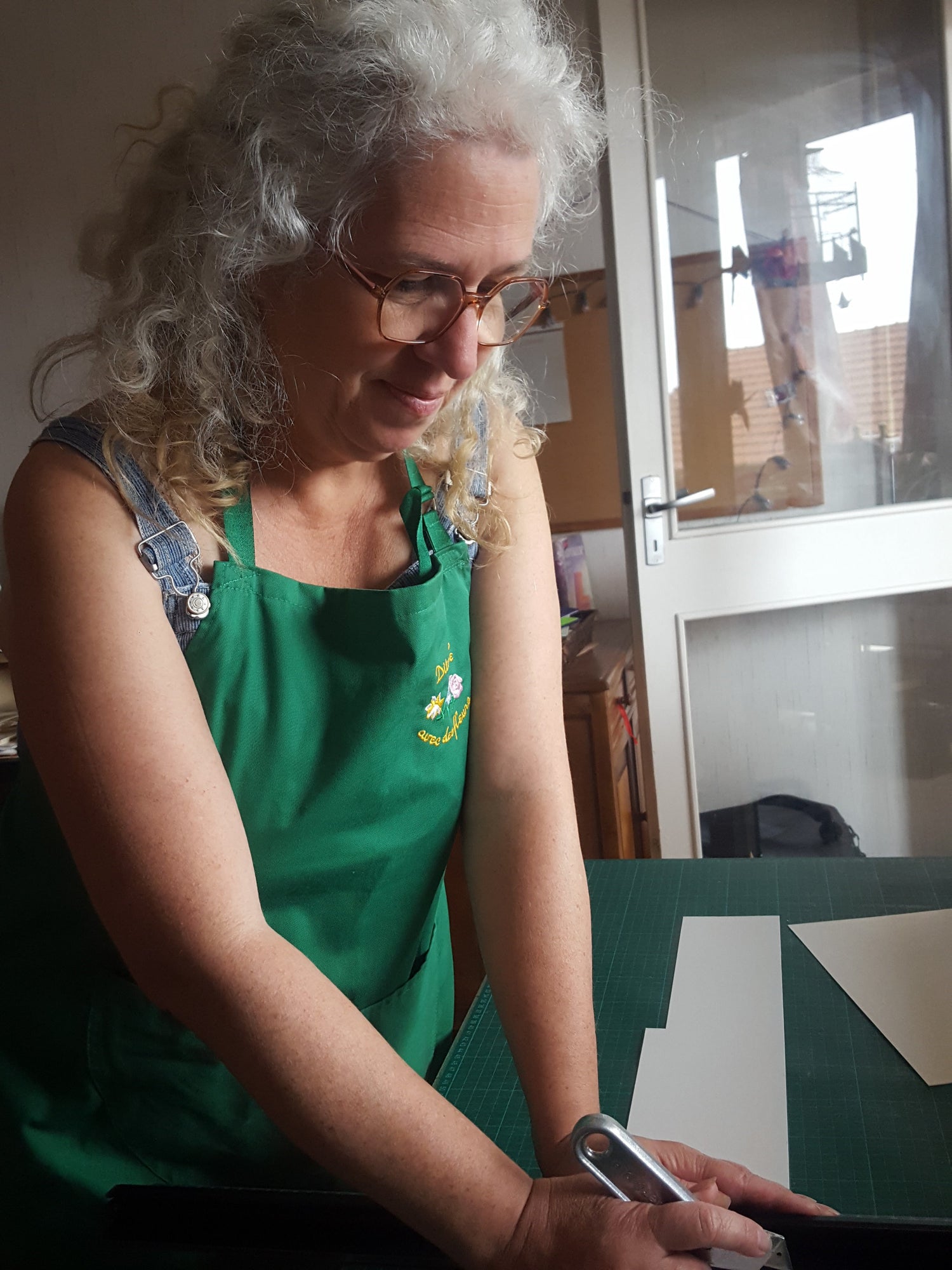 Isabelle Villa dans son atelier en train de fabriquer un livre d'or