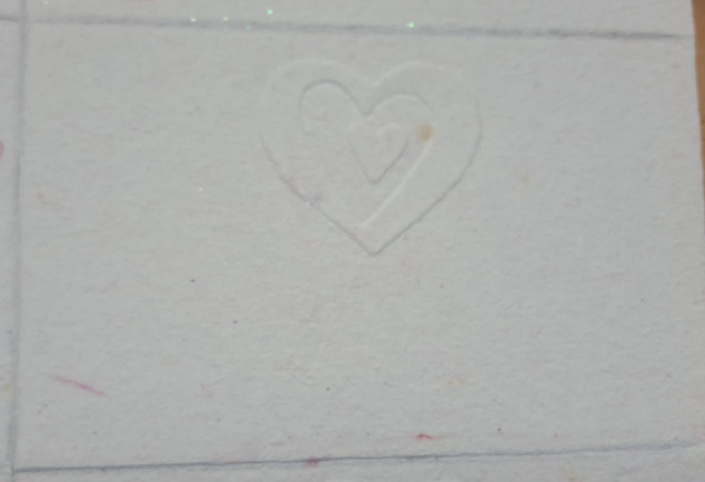 Un cœur bat dans cette belle carte gaufrée rose pailletée.