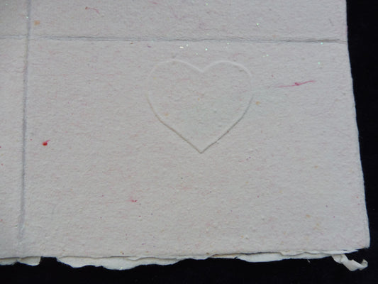 Carte rose d'un cœur joliment gaufré