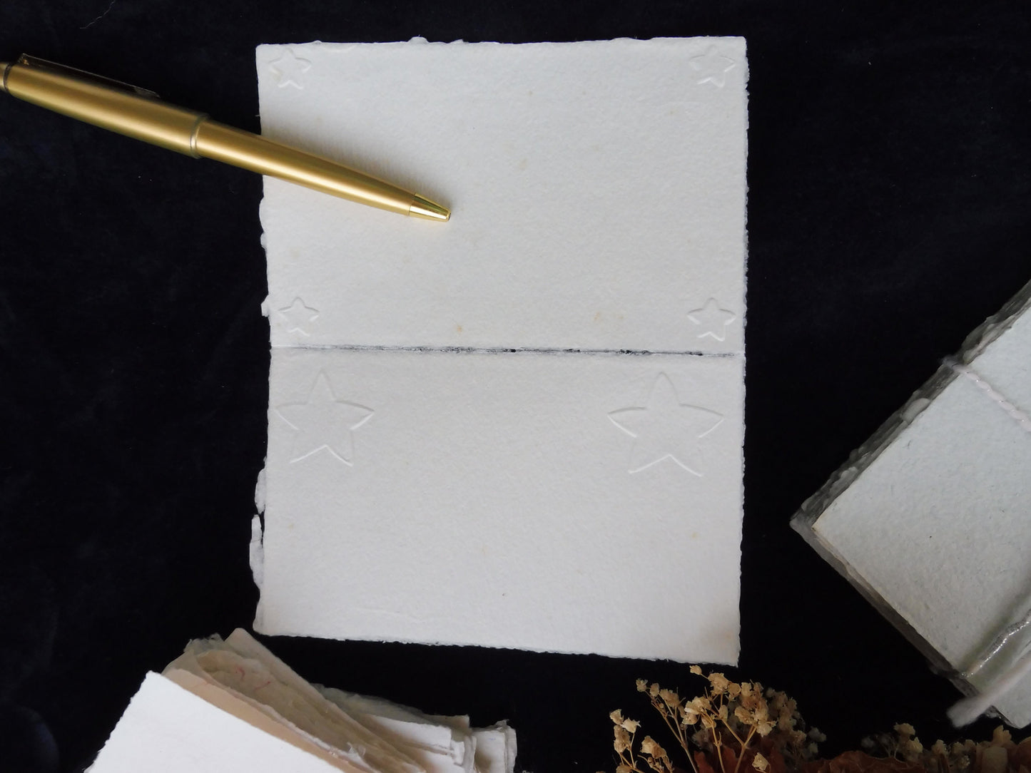 2 cartes gaufrées blanches 2 grandes étoiles et clarté 1 étoile dans chaque angle