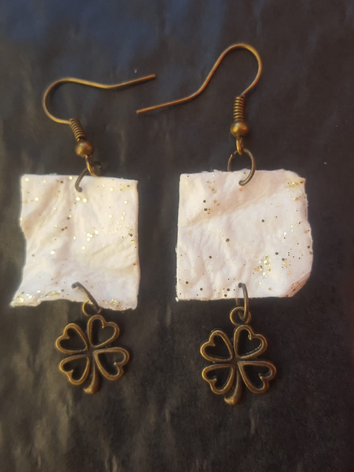 Le bonheur est. Boucles d'oreilles fabriquées avec un papier d'exception fait à la main dans un des derniers moulins de France.
