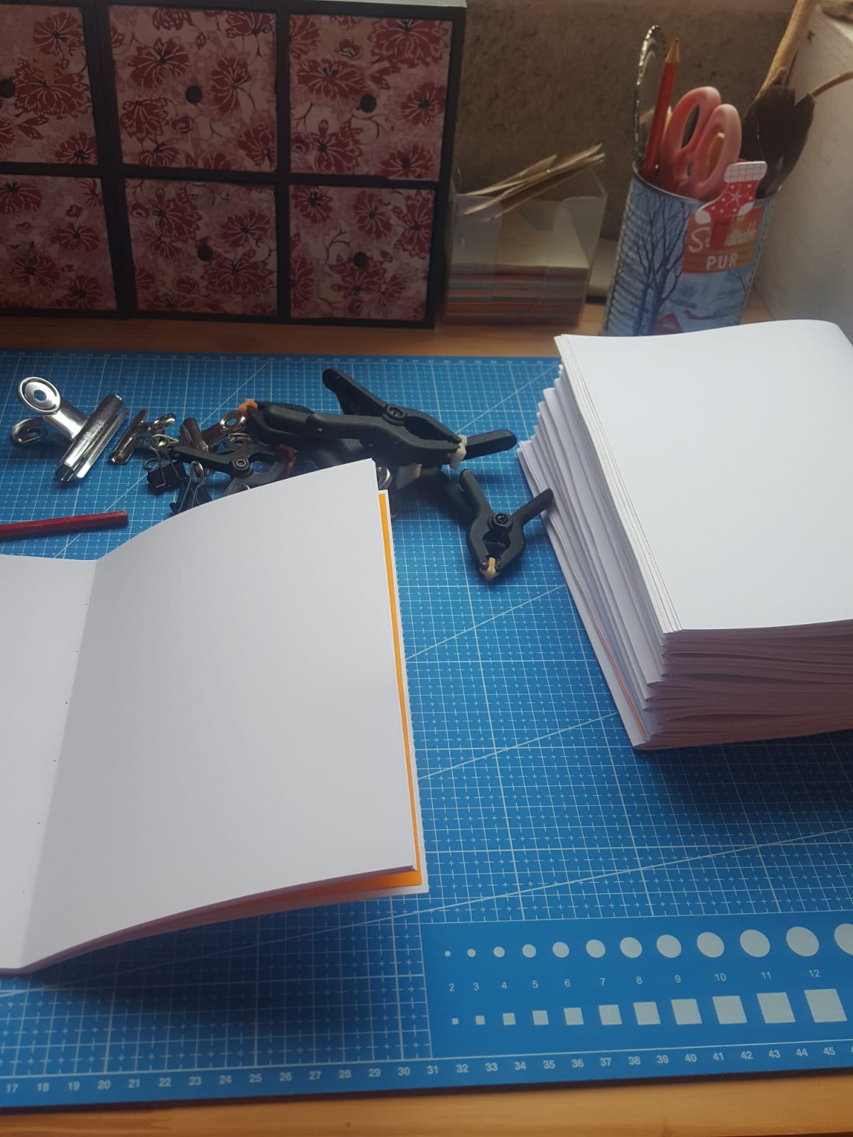 Pile de carnets en cours de fabrication