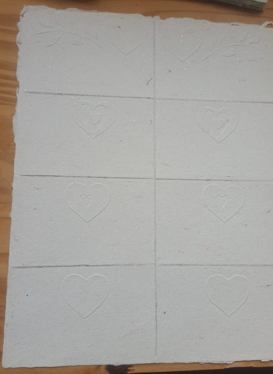 Planche de 8 cartes gaufrées sur papier rose coton pailleté.