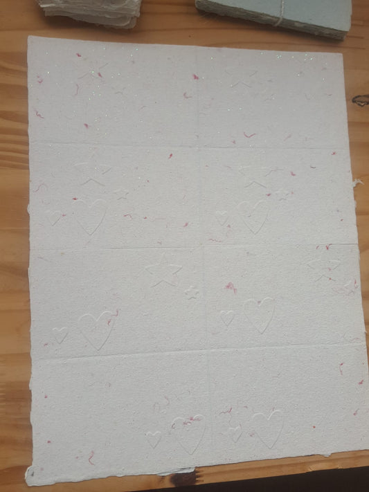 Planche de 8 cartes en coton rose.