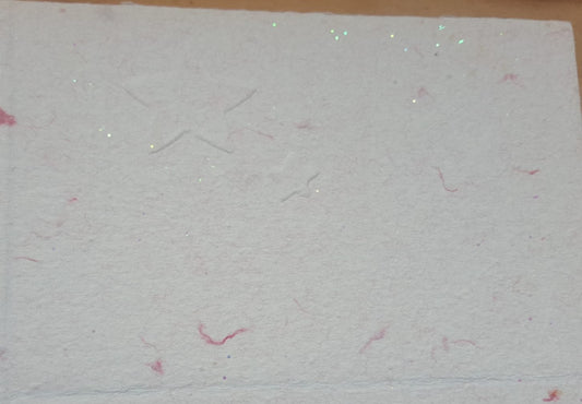 Une grande et une petite étoiles sur du papier vergé pailleté.