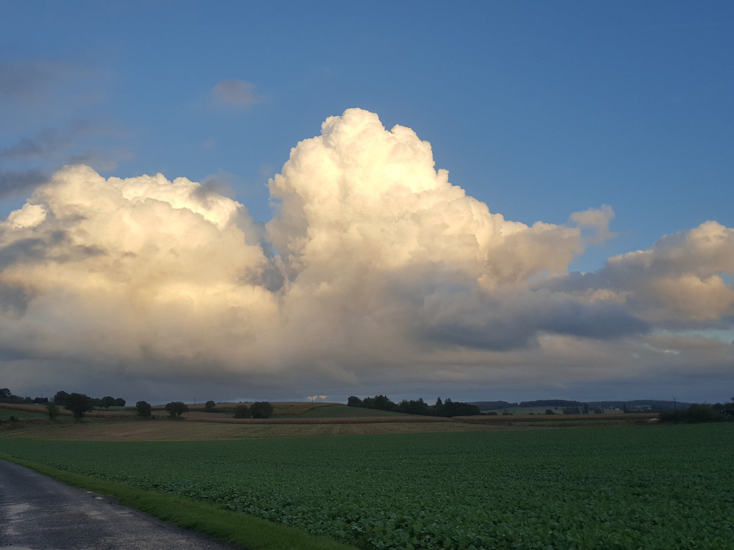Ciel bleu avec nuage. Prendre le temps d'observer le ciel 