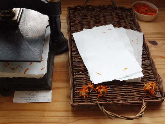 Papier Vergé Fait Main avec pétales de Souci A3 A4 A5 Artisanal Français