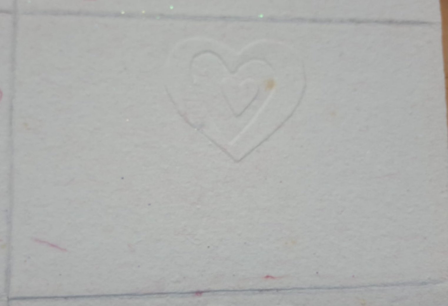 Un cœur bat dans cette belle carte gaufrée rose pailletée.