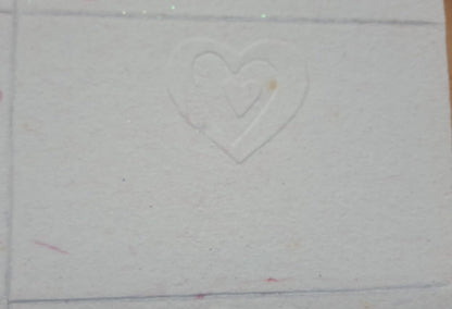 Un cœur bat dans cette belle carte gaufrée rose pailletée.