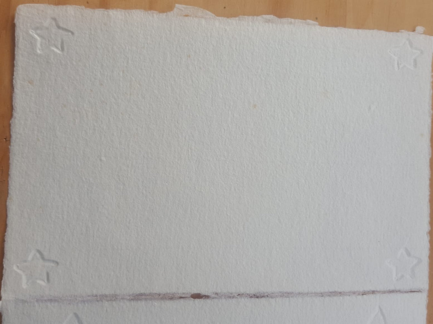 Carte papier vergé blanc, gaufrage  4 petites étoiles