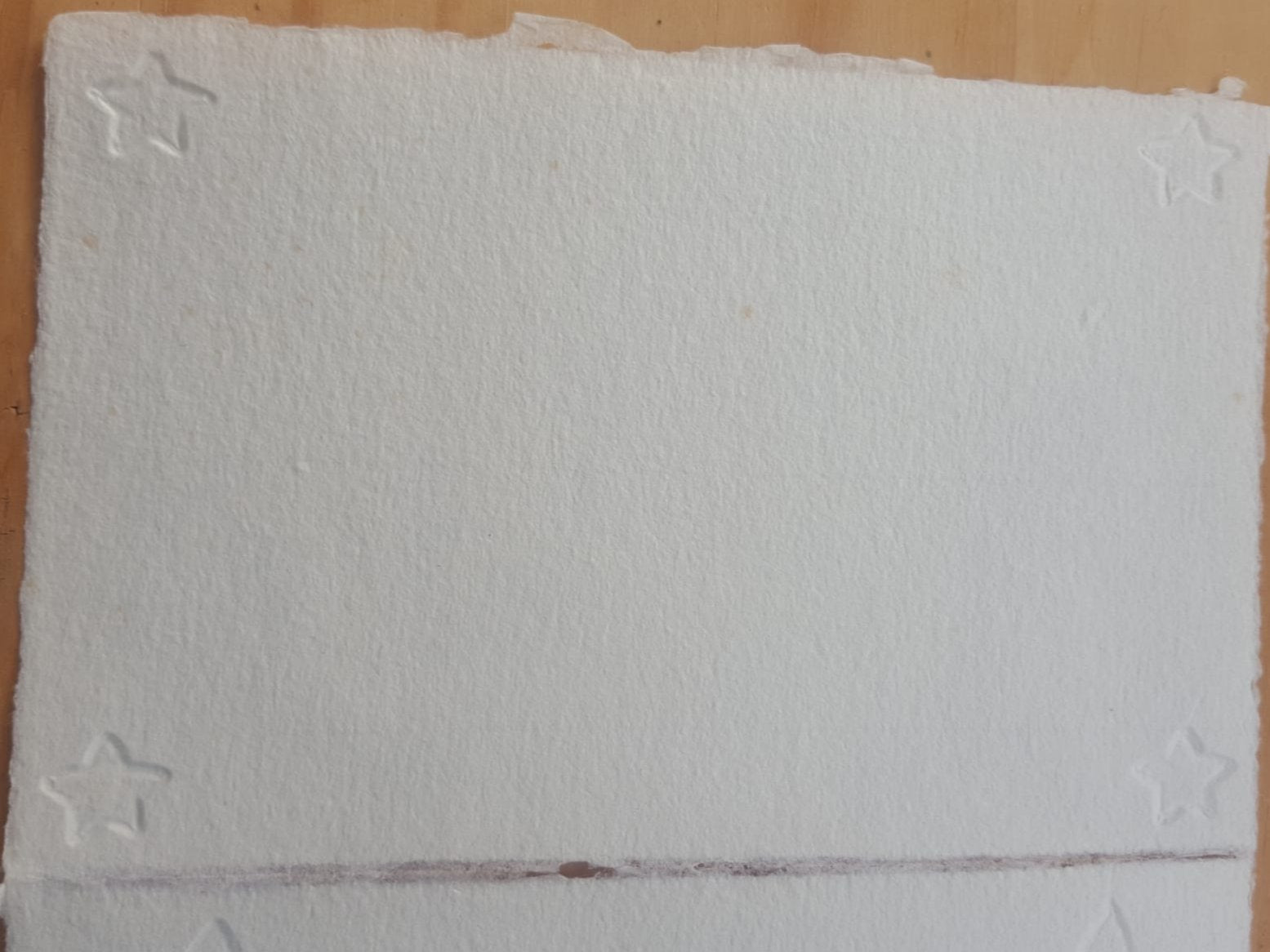 Carte papier vergé blanc, gaufrage  4 petites étoiles