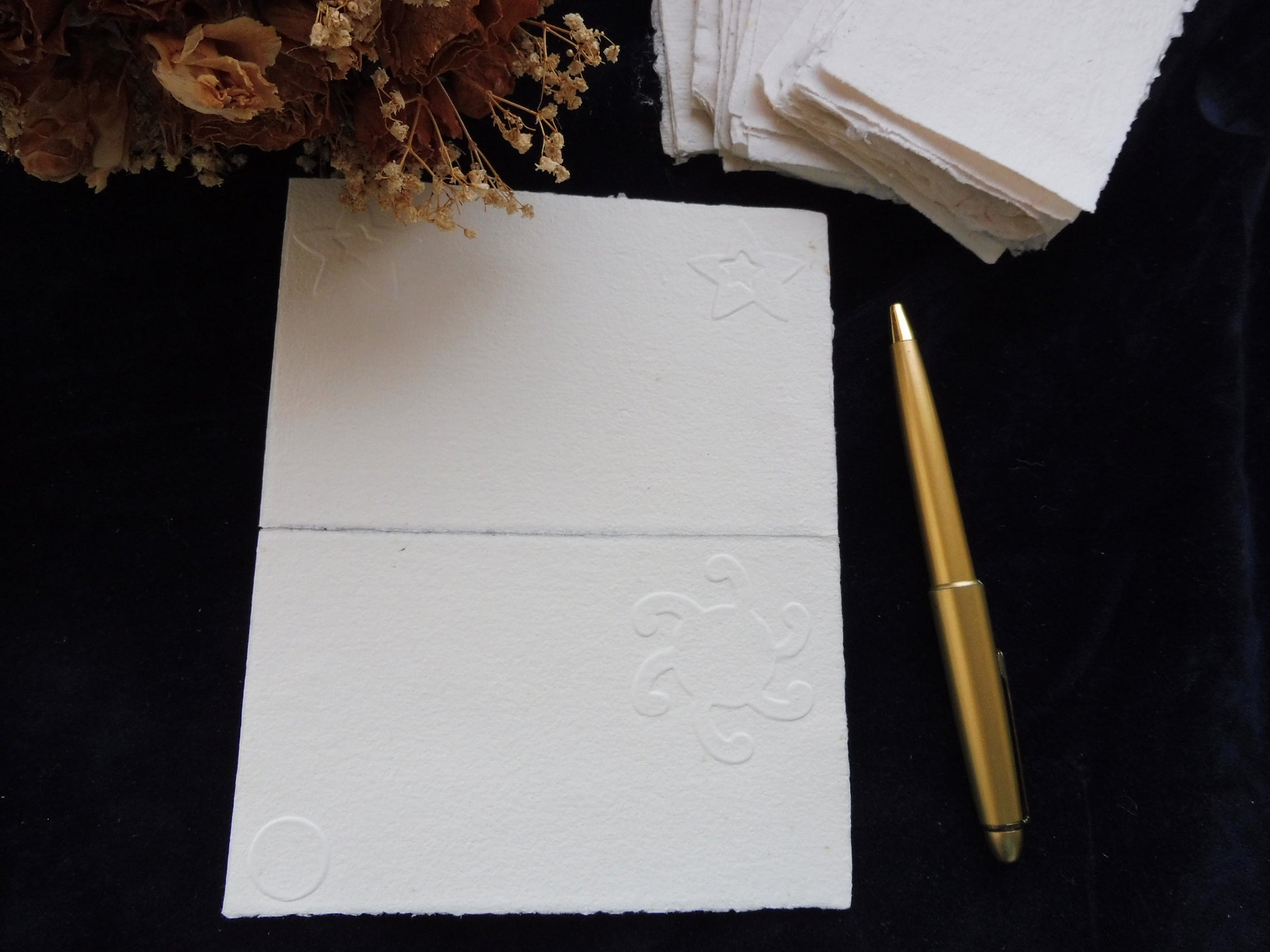 Planche de cartes blanches, les inséparables et les astres