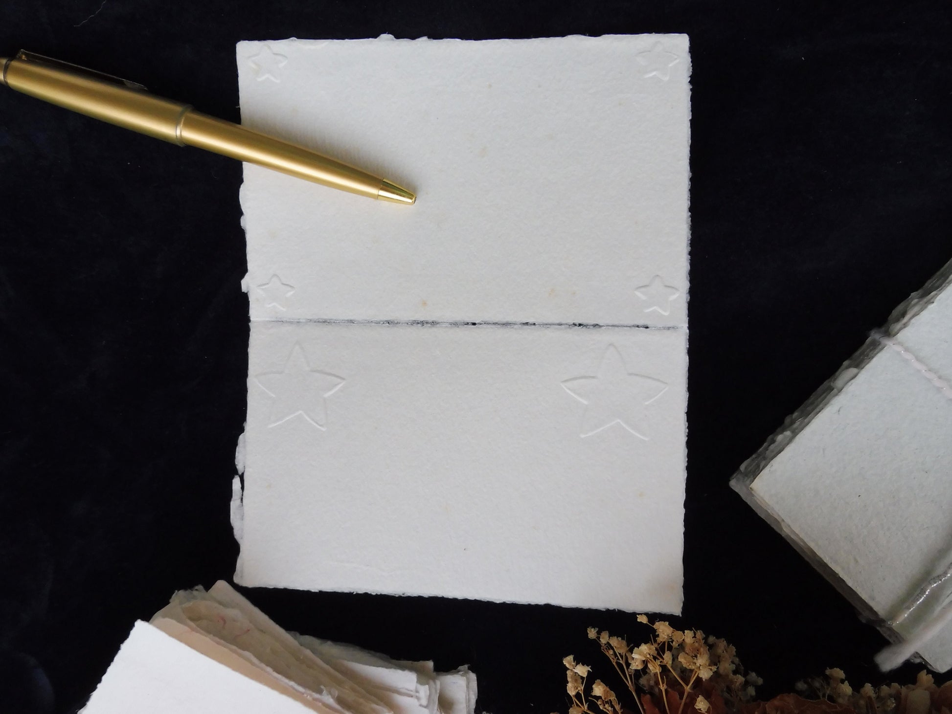 2 cartes gaufrées blanches 2 grandes étoiles et clarté 1 étoile dans chaque angle
