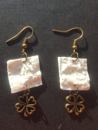 Le bonheur est. Nouvelle collection de boucles d'oreilles.