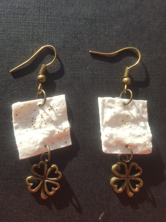 Le bonheur est. Nouvelle collection de boucles d'oreilles.