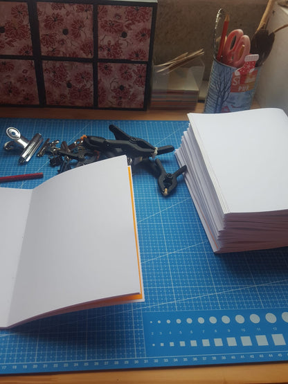 Pile de carnets en cours de fabrication
