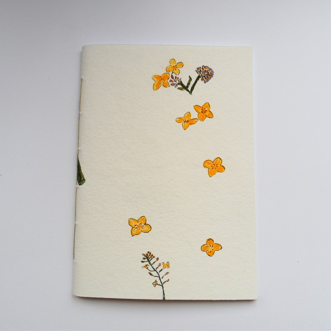 Fleurs de brocoli éparses sur la couverture fait main
