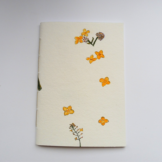 Fleurs de brocoli éparses sur la couverture fait main