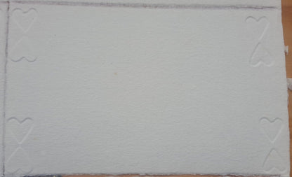 Carte de papier vergé blanc gaufré de cœurs.