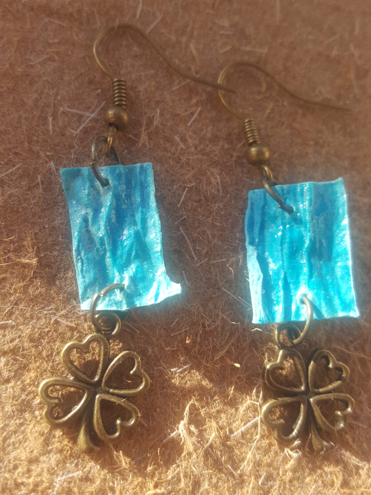 Boucles d'oreilles bronze eau de papier turquoise trèfle