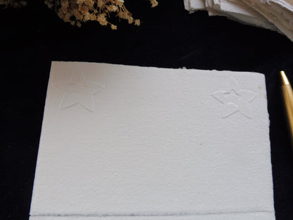 Carte gaufrée blanche 2 étoiles l'une dans l'autre